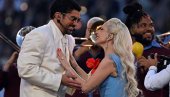 LEJDI GAGA NASTUPILA SA BED BANIJEM NA SUPERBOLU, SVI SU ŠOKIRANI NJENIM IZGLEDOM: Veza njih dvoje je najslađa stvar ikada