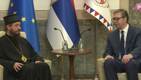 VUČIĆ DOBIJA ORDEN ZA DOBROČINSTVO: Predsednik sa episkopom bihaćko-petrovačkim Sergijem (VIDEO)