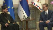 VUČIĆ DOBIJA ORDEN ZA DOBROČINSTVO: Predsednik sa episkopom bihaćko-petrovačkim Sergijem (VIDEO)
