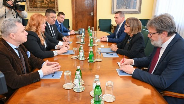 ПОДРШКА ПОДИЗАЊУ СПОМЕНИКА: Састанак Маје Гојковић са представницима Македонског националног савета