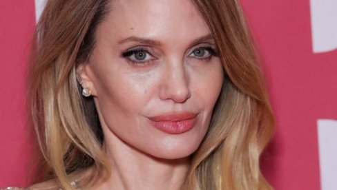 ANĐELINA DŽOLI SE POJAVILA NA PREMIJERI U NAJLEPŠOJ SVETLUCAVOJ HALJINI: Stajling glumice u Parizu je vrhunac elegancije