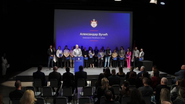 ОВО ЈЕ ТЕК ПОЧЕТАК: Износи ће да се увећавају, сада ће ићи до 20 милиона - Вучић уручио решења у оквиру програма за подстицај (ВИДЕО)