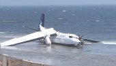 PUTNIČKI AVION SLETEO NA PLAŽU I ZAVRŠIO U VODI: Pogledajte prve snimke evakuacije (VIDEO)