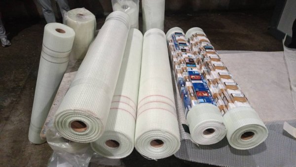 ФАСАДНА МРЕЖИЦА КАО МАСКА: Спречено кријумчарење цигарета на улазу граничних прелаза Прохор Пчињски и Прешево