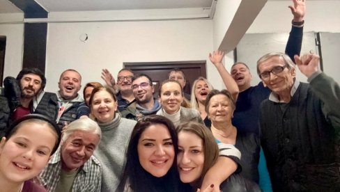 KOMŠILUK SLAVI KAO PORODICA:  Stanari zgrade na Bežanijskoj kosi treću godinu zaredom obeležili dan kućnog zaštitnika