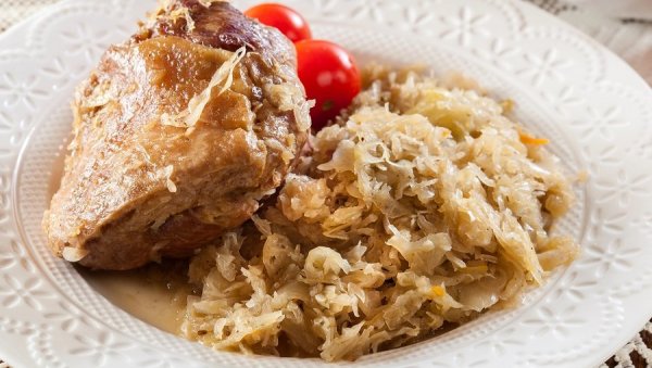 ТРАДИЦИОНАЛНИ РЕЦЕПТ ЗА ПРЖЕНИ КИСЕЛИ КУПУС: Бољи од подварка, а спрема се брже и лакше