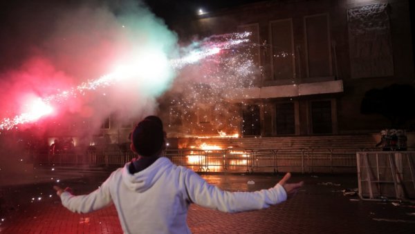 СУКОБ ДЕМОНСТРАНАТА И ПОЛИЦИЈЕ НА ПРОТЕСТУ У ТИРАНИ: Бацани Молотовљеви коктели, траже оставку министра због корупције
