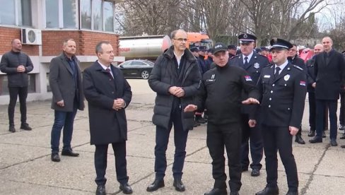 Macut i Dačić u poseti Sektoru za vanredne situacije MUP-a (VIDEO)