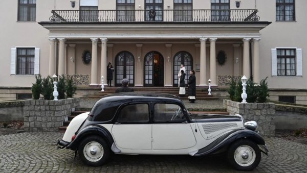 КАЗНА ЗА ГРЕХ У СРПСКОЈ ЦРЊИ: Због снимања серије дворац преуређен и затворен за посетиоце (ФОТО)