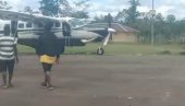 NAPAD NA PILOTA I KOPILOTA U PAPUI: Naoružani napadači izrešetali putnički avion pri sletanju  (FOTO)