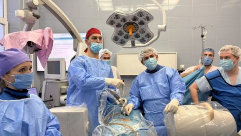 PRVA ENDOSKOPSKA OPERACIJA DISKUS HERNIJEU UKCV: Značajan iskorak u primeni savremenih minimalno invazivnih tehnika