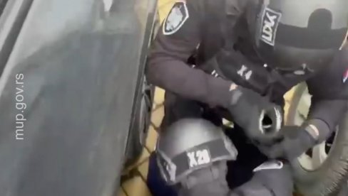 УХАПШЕН ВРАЧАРАЦ У НОВОМ САДУ: Велика акција УКП, СБПОК и ВЈТ - Са собом носио ЛАЖНИ пасош (ВИДЕО)