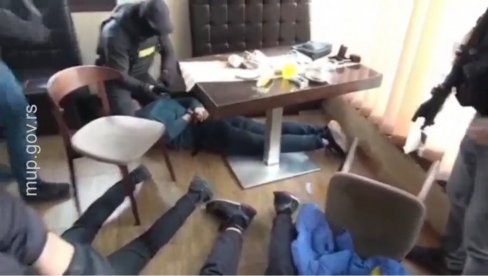 ОГЛАСИО СЕ МУП Дачић: Заплењено осма кила кокаина, оружје и новац