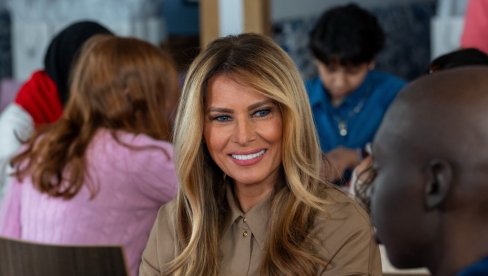 МЕЛАНИЈА ТРАМП У ХАЉИНИ КОЈУ СВАКА ЖЕНА МОРА ИМА: Безвременски модел који остаје водећи тренд и у овој години (ФОТО)