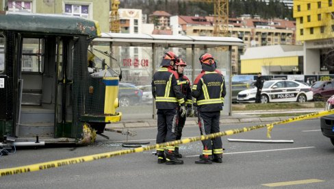 ISPLIVAO JEZIV SNIMAK NESREĆE U SARAJEVU: Tramvaj uleteo u krivinu, pa iskočio iz šina i napravio haos (VIDEO)