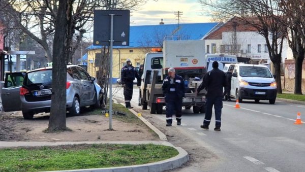 ТАКСИСТА У ВОЖЊИ ДОЖИВЕО ИНФАРКТ И ИЗАЗВАО СУДАР: Саобраћајна несрећа у Зрењанину, возач нажалост преминуо (ФОТО)