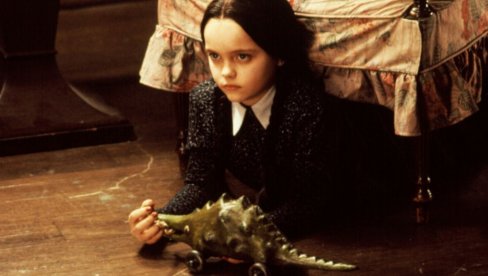 КРИЛА ЈЕ НОЖЕВЕ ПО КУЋИ ДА ЈЕ НЕ БИ РАСКОМАДАО: Трауматичан живот најслађе Среде Адамс