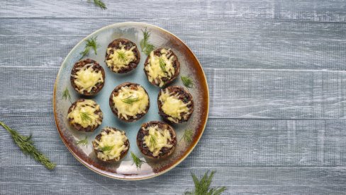 ОДЛИЧНИ СУ И КАО ПРЕДЈЕЛО И КАО ГЛАВНО ЈЕЛО: Пуњени шампињони