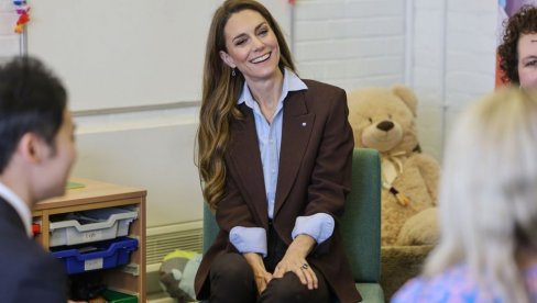 КЕЈТ МИДЛТОН КАКВУ НЕ ВИЂАМО ЧЕСТО: Појавила се у строго пословном изгледу, спојивши две боје које ће бити нови тренд пролећа (ФОТО)