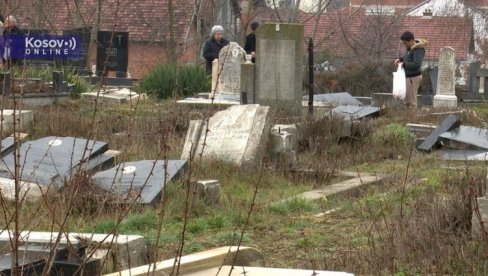 А СВУДА ЈЕ ЗЕМЉА ГОСПОДЊА... Срби на задушнице обишли гробље у Јужној Митровици - Дочекали их порушени споменици (ФОТО/ВИДЕО)