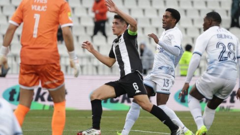 ПРЕНОС, ПАРТИЗАН - СПАРТАК: Нестварна утакмица! Судија показао црвени картон, па се ПРЕДОМИСЛИО! Какви промашаји, какви голови! (ВИДЕО)