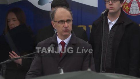 НАША СРЦА ДАНАС КУЦАЈУ ЗАЈЕДНО СА СРЦЕМ СРБИМА: Премијер Мацут обратио се грађанима у Орашцу