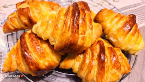 РЕЦЕПТ ЗА ДОМАЋЕ КРОАСАНЕ: Златни, путерасти и неодољиви (ВИДЕО)
