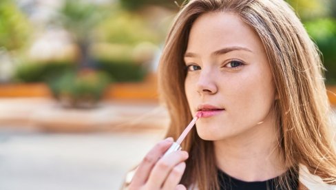 САВЕТ ШМИНКЕРА ЗА ВИЗУЕЛНО ВЕЋЕ УСНЕ: Довољан вам је само један производ