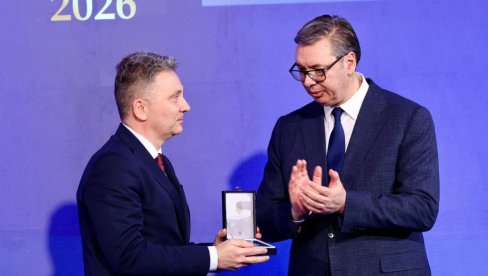 DOBITNIK ZLATNE MEDALJE ZA ZASLUGE: Vučić odlikovao Kancelariju za informacione tehnologije