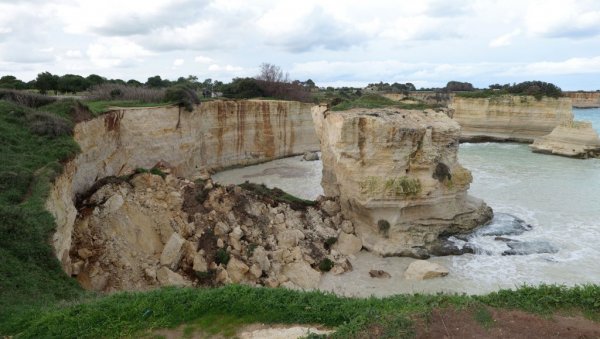 УНИШТЕН ЈЕДАН ОД СИМБОЛА ИТАЛИЈЕ: У природној катастрофи урушен чувени Лук љубави на Дан заљубљених