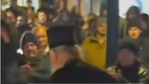 ГАМАД: Блокадери напали патријарха Порфирија у Новом Саду (ВИДЕО)