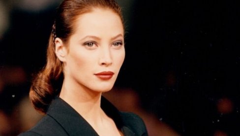 ИМА 57. ГОДИНА И КАДА ЈЕ ИЗАШЛА НА ПИСТУ, СВИМА СУ ПОПАДАЛЕ ВИЛИЦЕ: Погледајте како изгледа жена која је одлучила да стари природно и достој