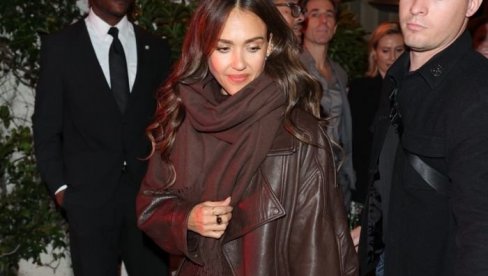 ИСПЛИВАО ПРЉАВ ВЕШ ИЗ БРАКА ЏЕСИКЕ АЛБЕ: Прославила развод са млађаним дечком, дала милионе да би се решила њега, а сада....