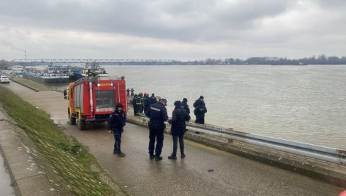 PRVE SLIKE I SNIMCI SA LICA MESTA: Auto sleteo u reku na Adi Huji (VIDEO)