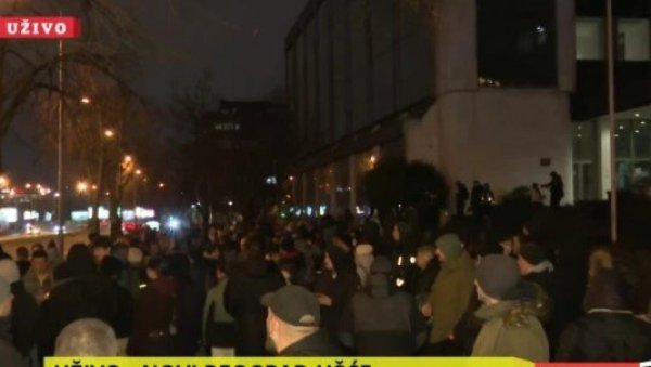 ПУКЛИ КАО БАЛОН! Блокадери поново дивљају: Групица згубидана терорише Нови Београд