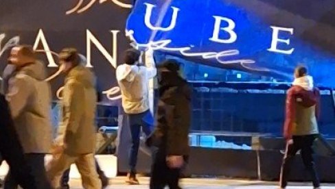 MALOBROJNI BLOKADERI PONOVO DIVLJAJU U BEOGRADU: Pogledajte snimke uništavanja, nasilje je njihova jedina politika (VIDEO)