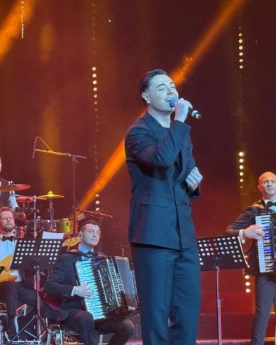 НАЈМЛАЂИ ПЕВАЧ ОТВОРИО КОНЦЕРТ У ЧАСТ ШАБАНА ШАУЛИЋА: Нермин Ханџић дочекан овацијама