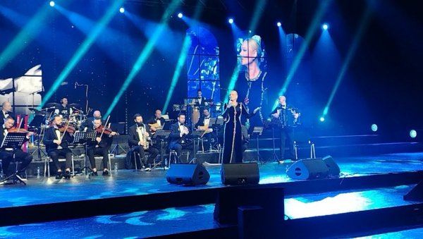ОСТАВИО НАМ ЈЕ МУЗИКУ КОЈА ЋЕ ЖИВЕТИ ВЕЧНО: Илда Шаулић разгалила публику изведбама Шабанових хитова (ФОТО)