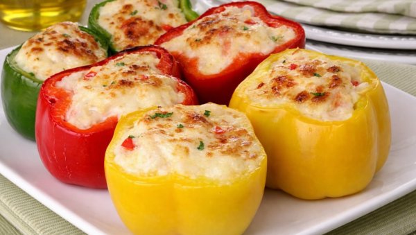 ПУЊЕНЕ ПАПРИКЕ ОД ФИЛЕТА ОСЛИЋА: Класика домаће кухиње у модерном, медитеранском руху