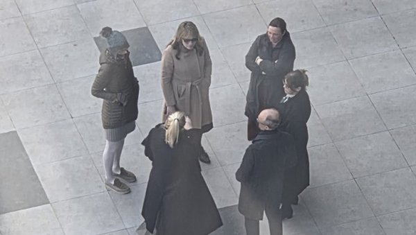 И КОЛЕГЕ СЕ ДИСТАНЦИРАЛЕ ОД ТУЖИТЕЉКЕ: На скупу подршке Бојани Савовић појавило се пет људи