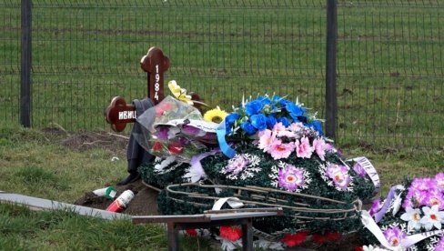 НИ МРТВИМ СРБИМА НЕ ДАЈУ МИРА! Поново оскрнављен гроб Ивице Талића на гробљу у Скуланеву - Душмани склонили српску заставу! (ФОТО)