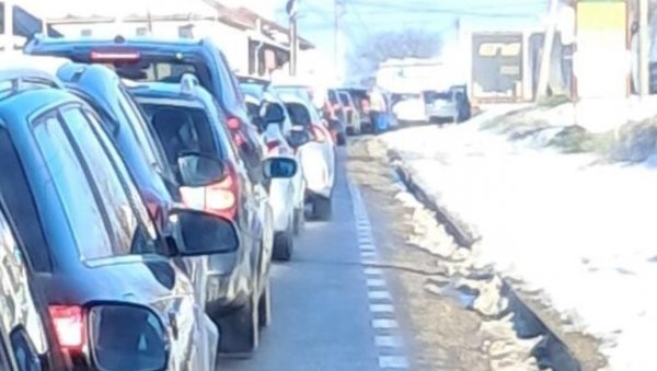 САОБРАЋАЈНИ КОЛАПС У ОКОЛИНИ КРАГУЈЕВЦА : Блокада пута ка Београду направила хаос, грађани огорчени