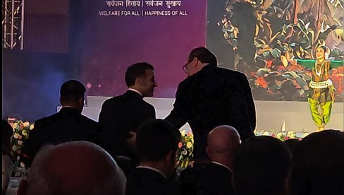 ВУЧИЋ СЕДИ ПОРЕД МАКРОНА НА ВЕЧЕРИ КОЈУ МОДИ ОРГАНИЗУЈЕ (ВИДЕО)