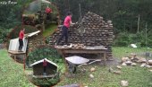 ŽENA ZMAJ! Sama sagradila sebi KUĆU u šumi - kamen po kamen (VIDEO)