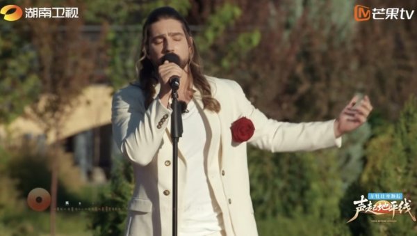 СТЕФАН И „МИЛА“ ПОСТАЛИ СЕНЗАЦИЈА У АЗИЈИ: Кинези одушевљени Принцем од Врање, па му креирали и посебне друштвене мреже (ФОТО)