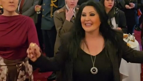 ЗАИГРАЛА КОЛО И ОДУШЕВИЛА СВЕ: Драгана Мирковић се појавила на пријему у Бечу поводом Дана државности Србије (ФОТО)