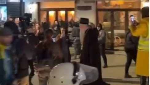 ПРЕЗИРУ СРБИЈУ И СВЕ ШТО ЈЕ СРПСКО Блокадери на најгнуснији начин ударили на СПЦ, вређали патријарха и напали митрополита Јоаникија (ВИДЕО)