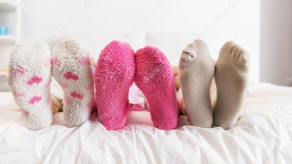 НАВИКЕ: Да ли је здраво спавати у чарапама?