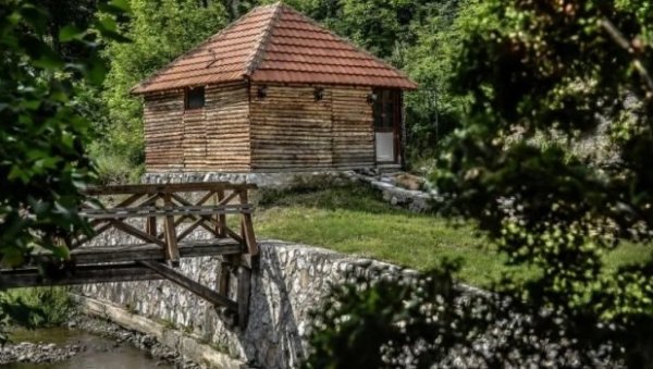 ОВАКАВ ОГЛАС ЗА ПРОДАЈУ КУЋЕ ЈОШ НИСТЕ ВИДЕЛИ: Власник тражи само једно