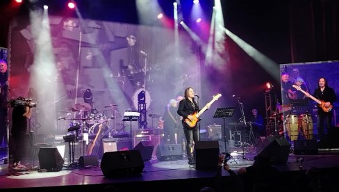 ZA KOJI ŽIVOT TREBA DA SE RODIM: Dado Topić održao prvi od dva velika koncerta povodom šest decenija karijere (FOTO)